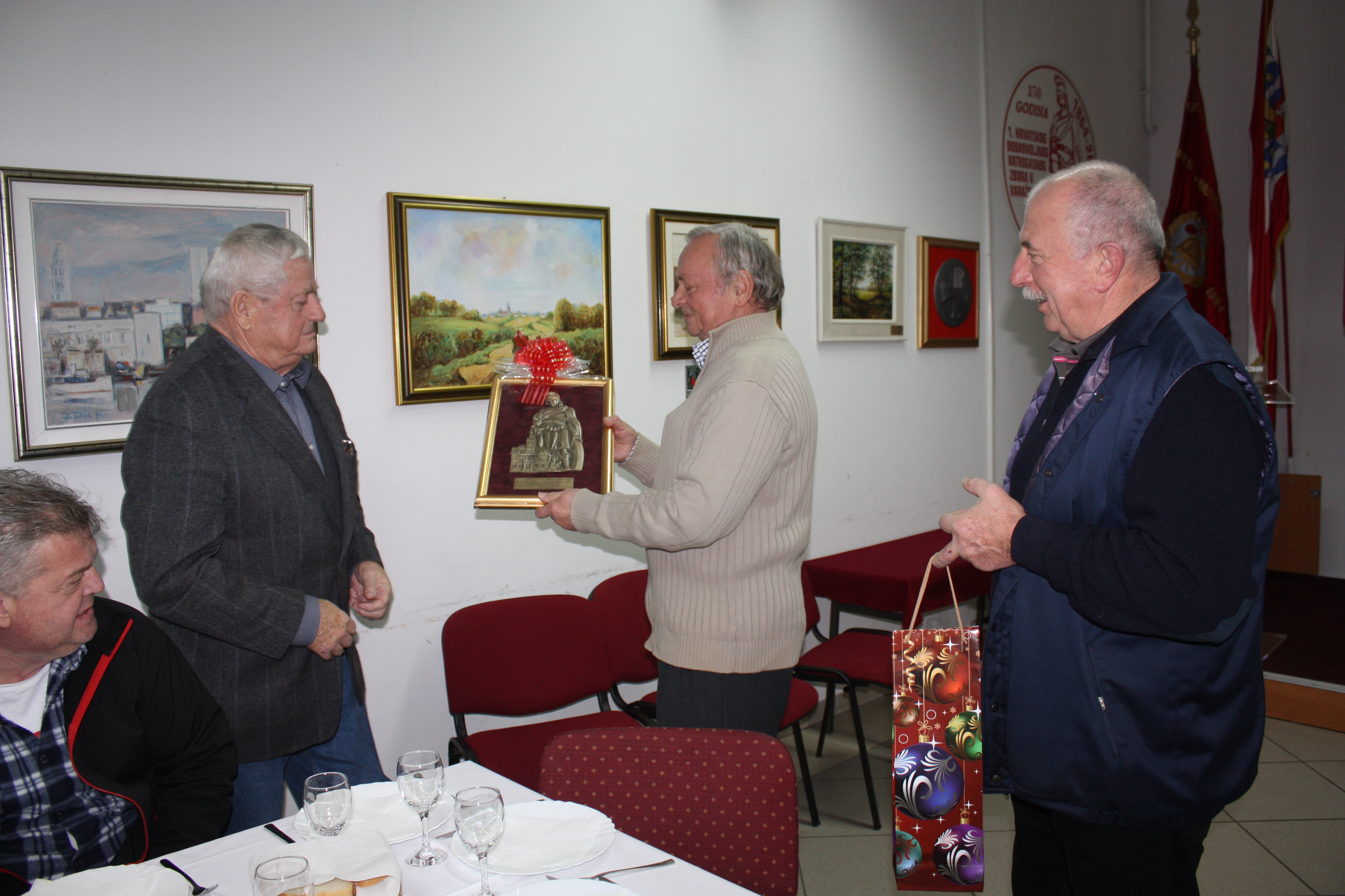 predaja poklona počasnom predsjedniku